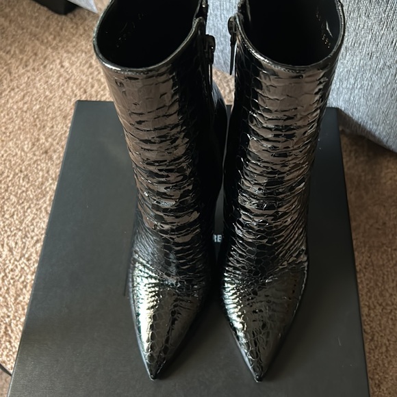 Saint Laurent Alligator embossed patent calfskin booties - Picture 4 of 4